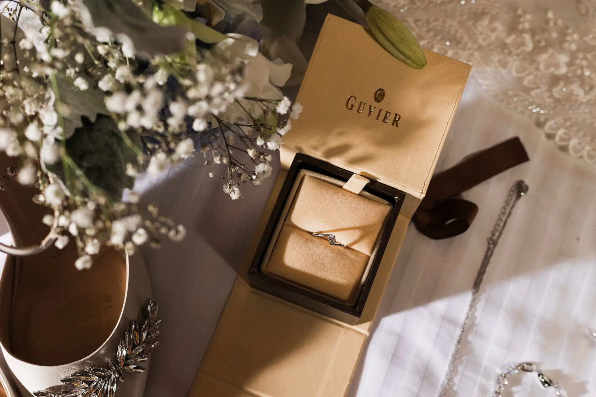 Anillo de compromiso junto a ramo de novia y zapatillas, detalle editorial de boda fotografiado por Jorge Salgado